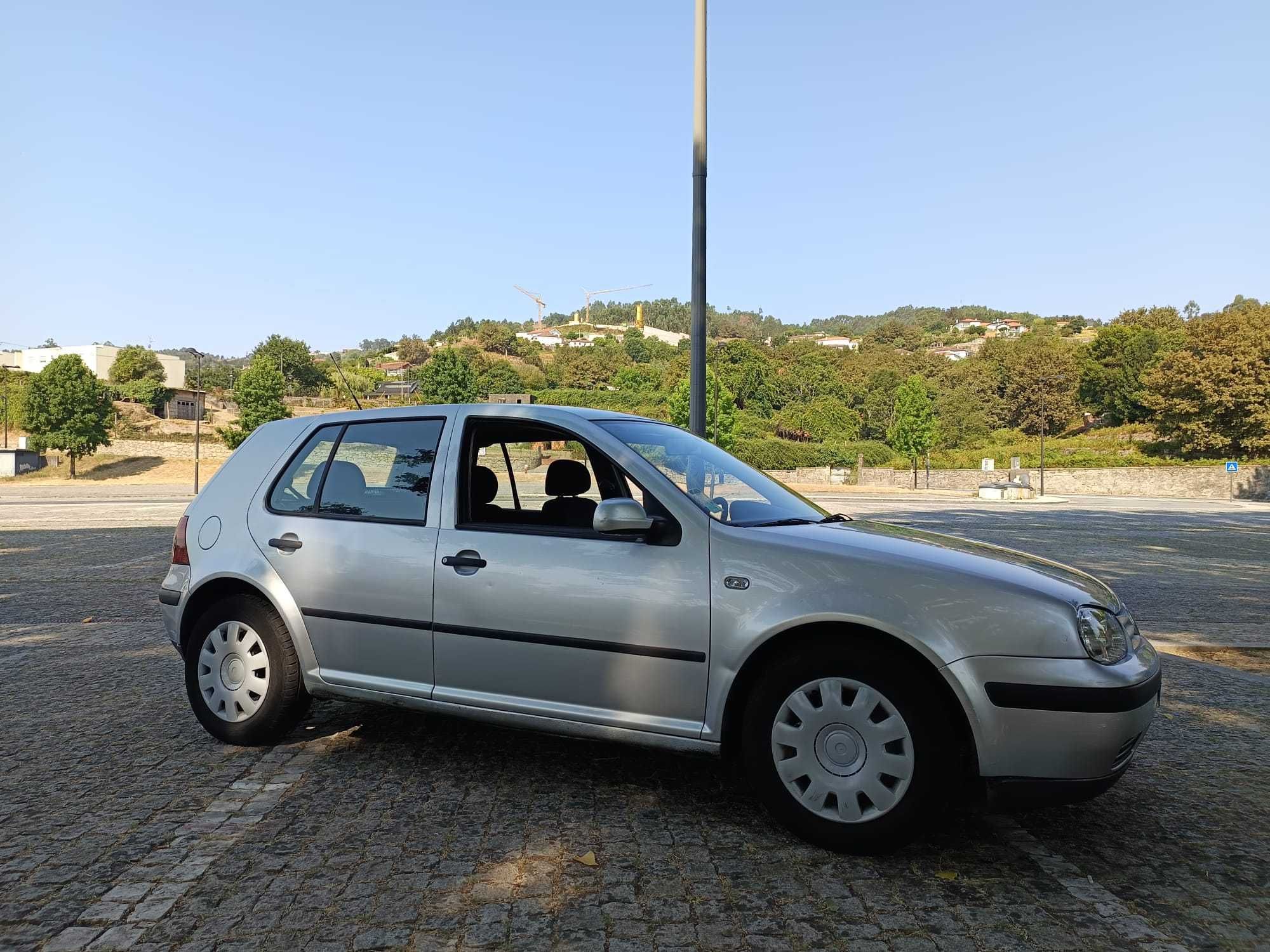 Carro Volkswagen Golf, ano 2000