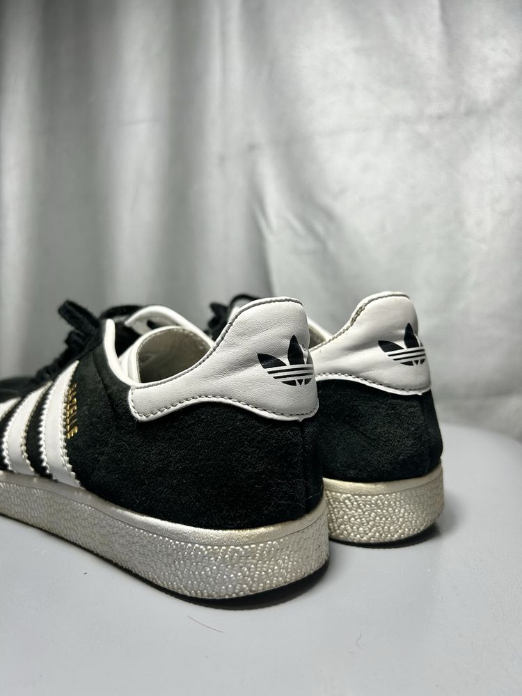 Adidas gazelle. Чорнобілі кросівки адідас газелі