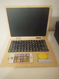 Laptop z tablicą magnetyczną i kredową