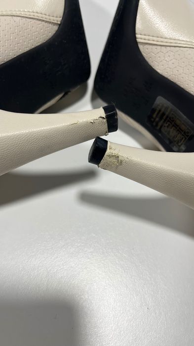 Bota off-white com salto fino