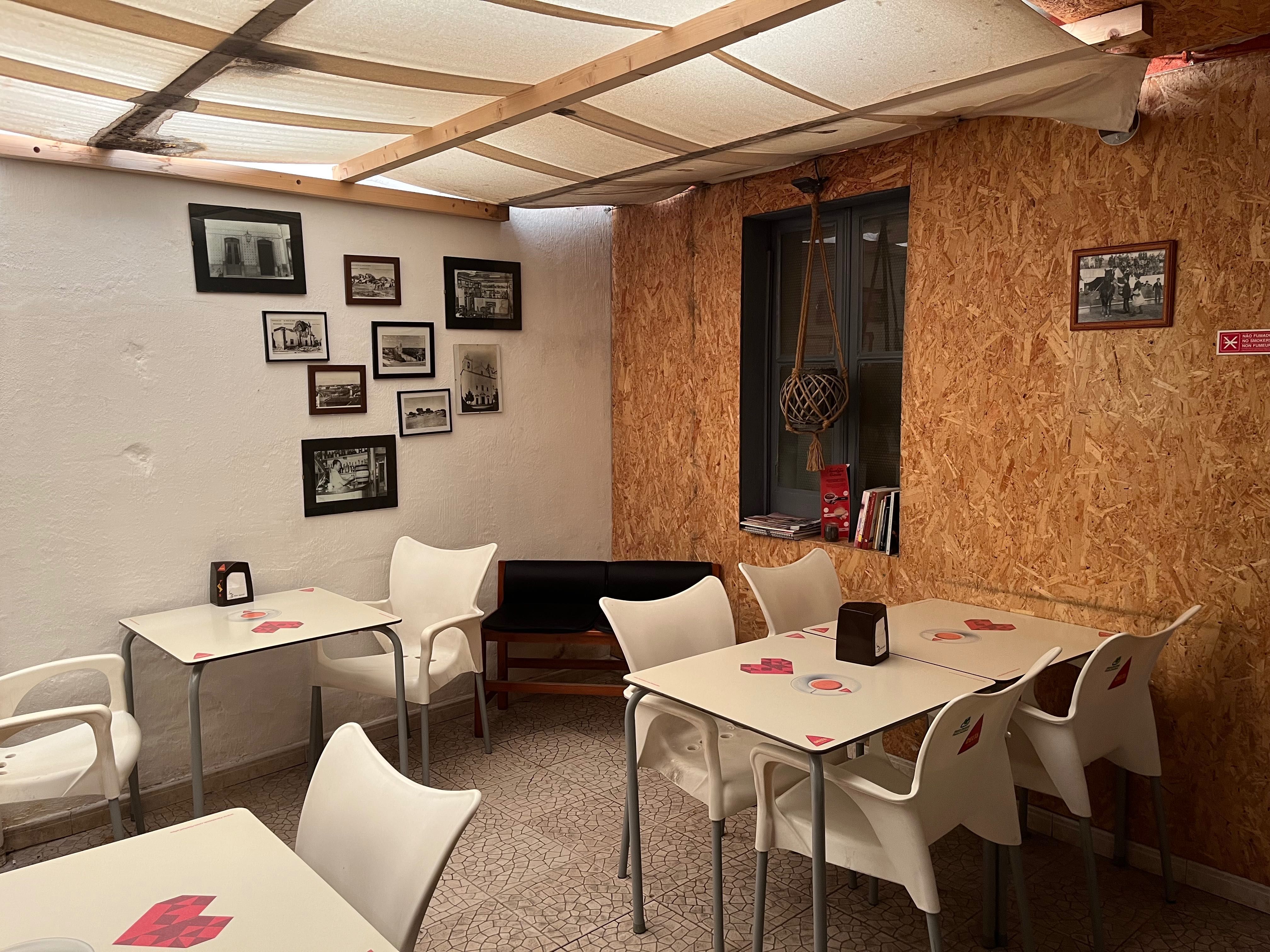 Trespasse Café, Bar