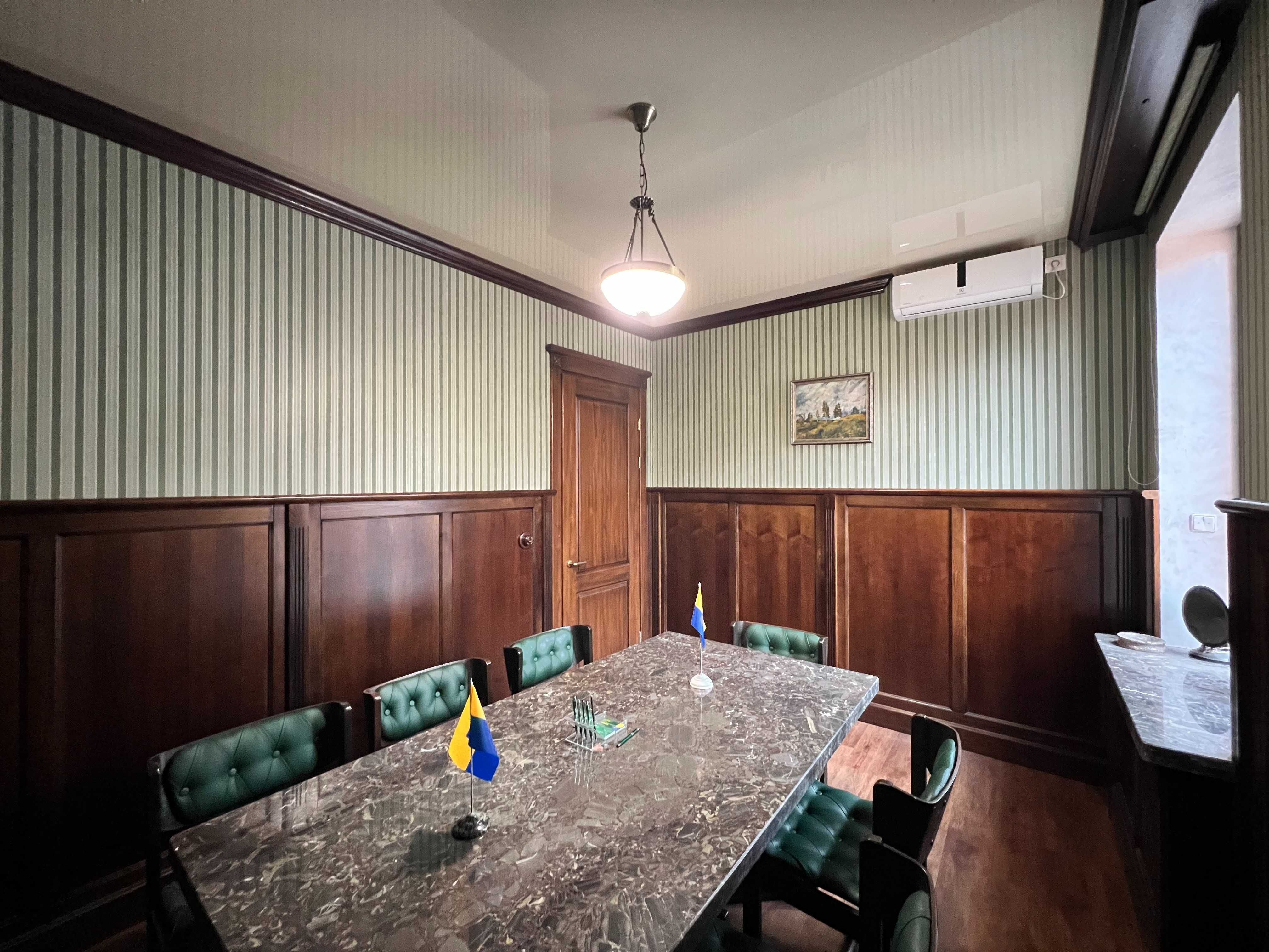 Продаж офісного приміщення, центр, фасад