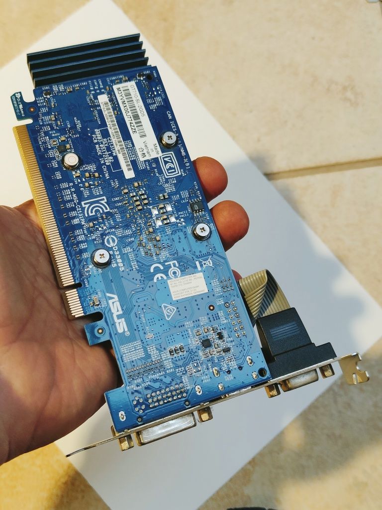 Gráfica GeForce GT 710 impecável
