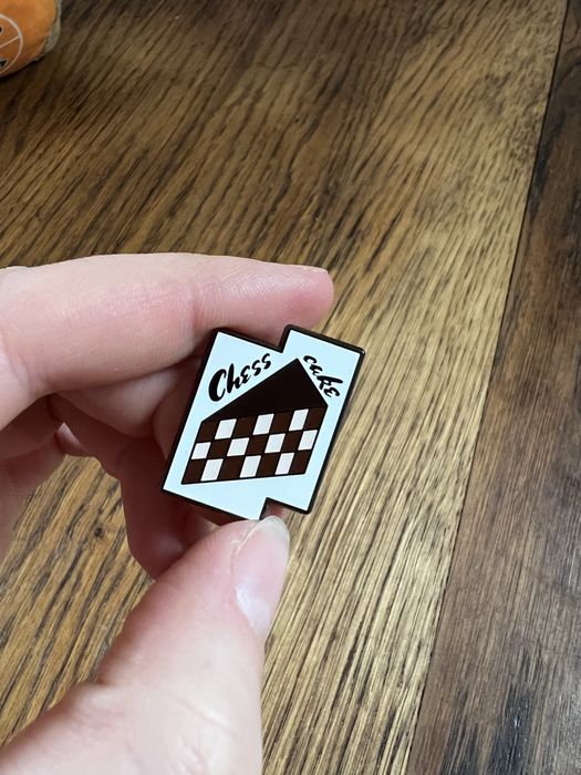 Пін значок «Ческейк»,подарунок шахи