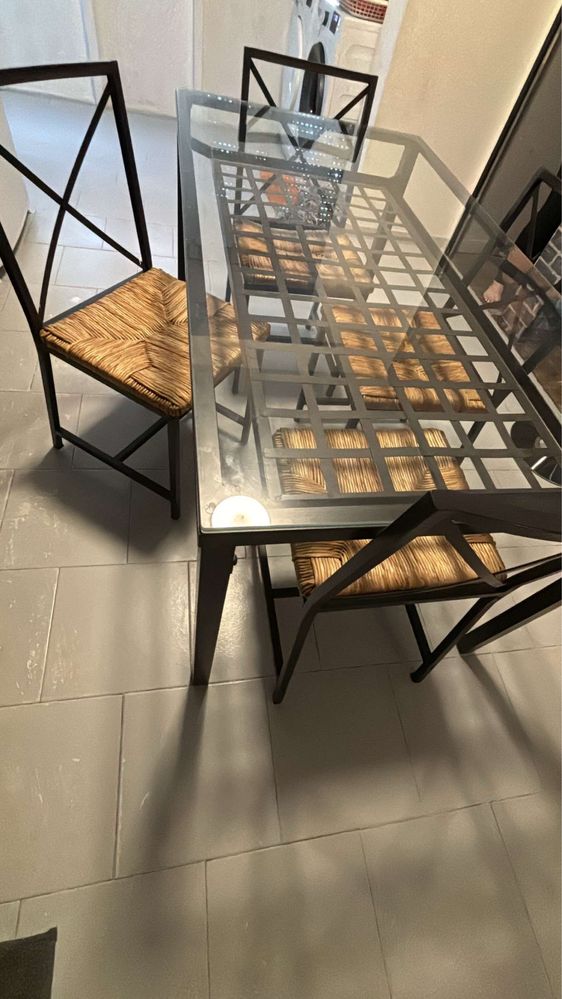 Mesa de Jantar, com algum uso