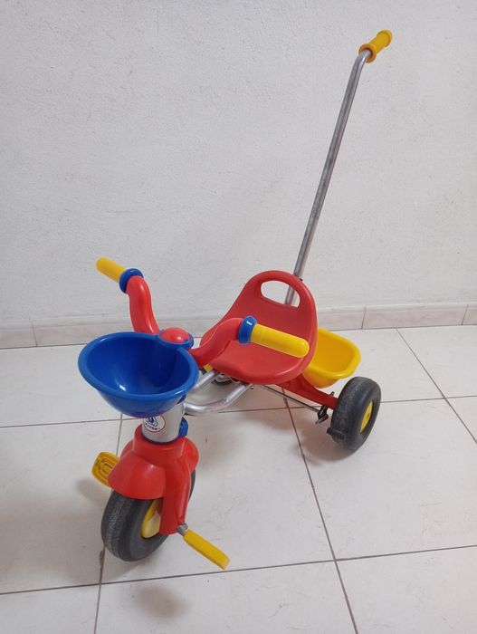 Triciclo com pega para pais