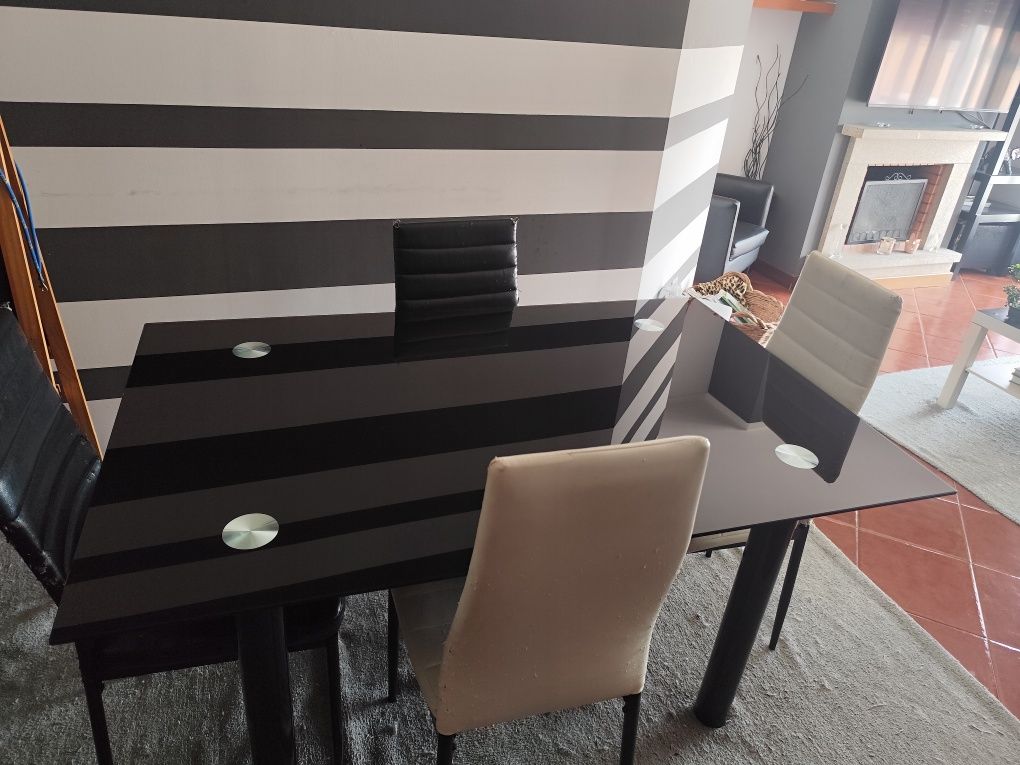 Mesa jantar em vidro preto