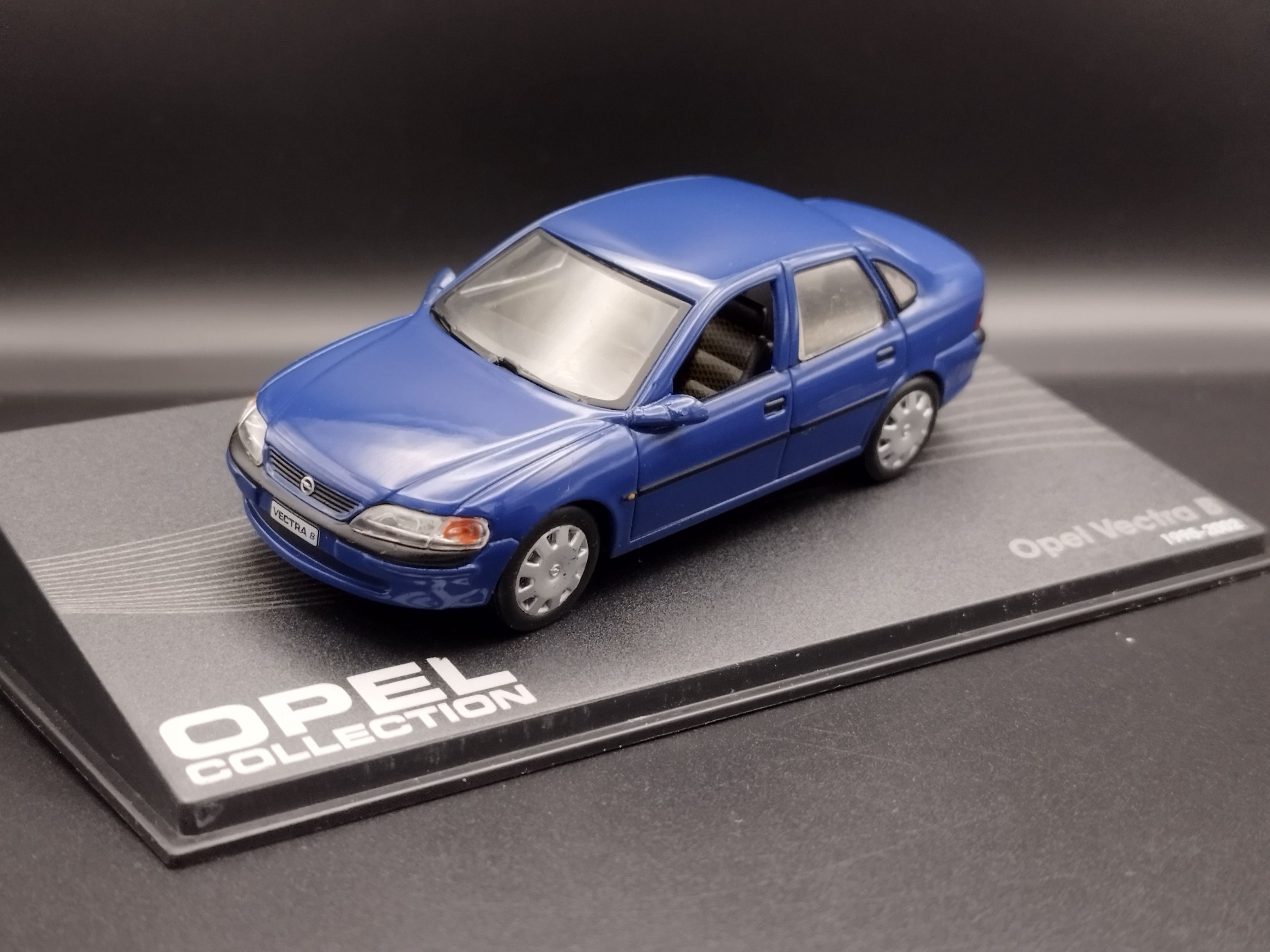 1:43 Opel Collection Vectra B  model używany