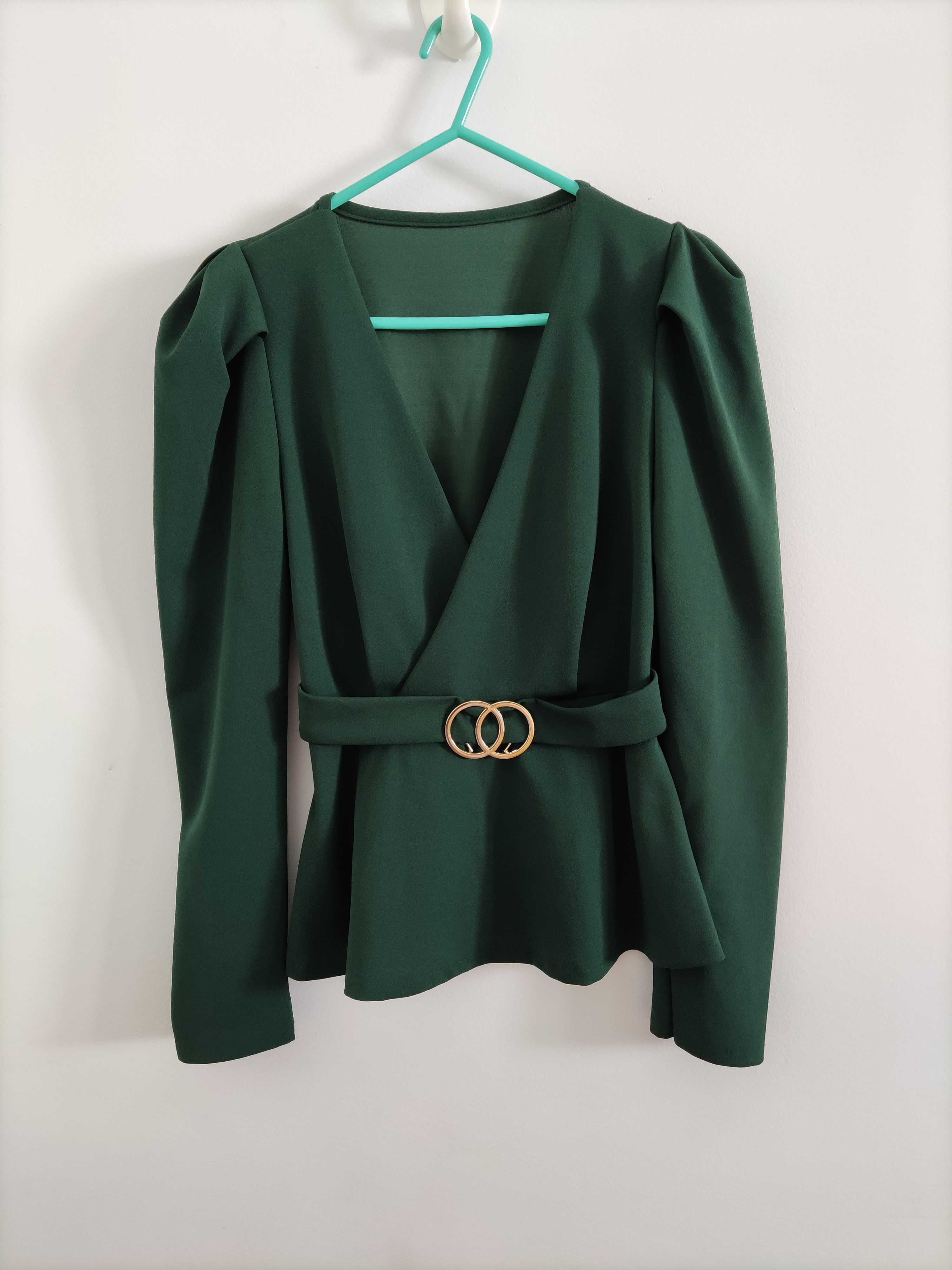 Blusa verde com detalhe dourado