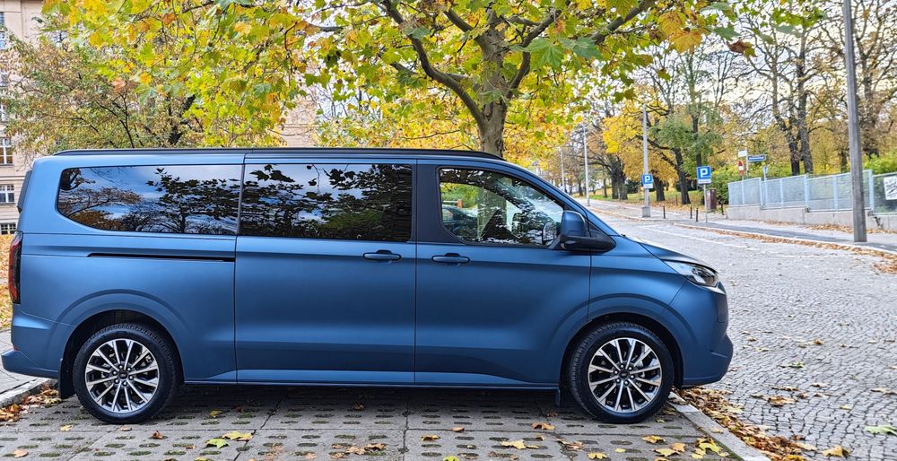 Profesjonalny przewóz 7 osób nowym hybrydowym busem / vanem Poznań