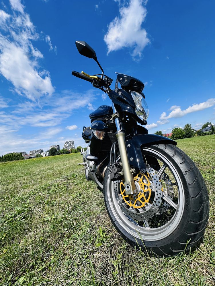 Kawasaki ER6n z kobiecych rąk