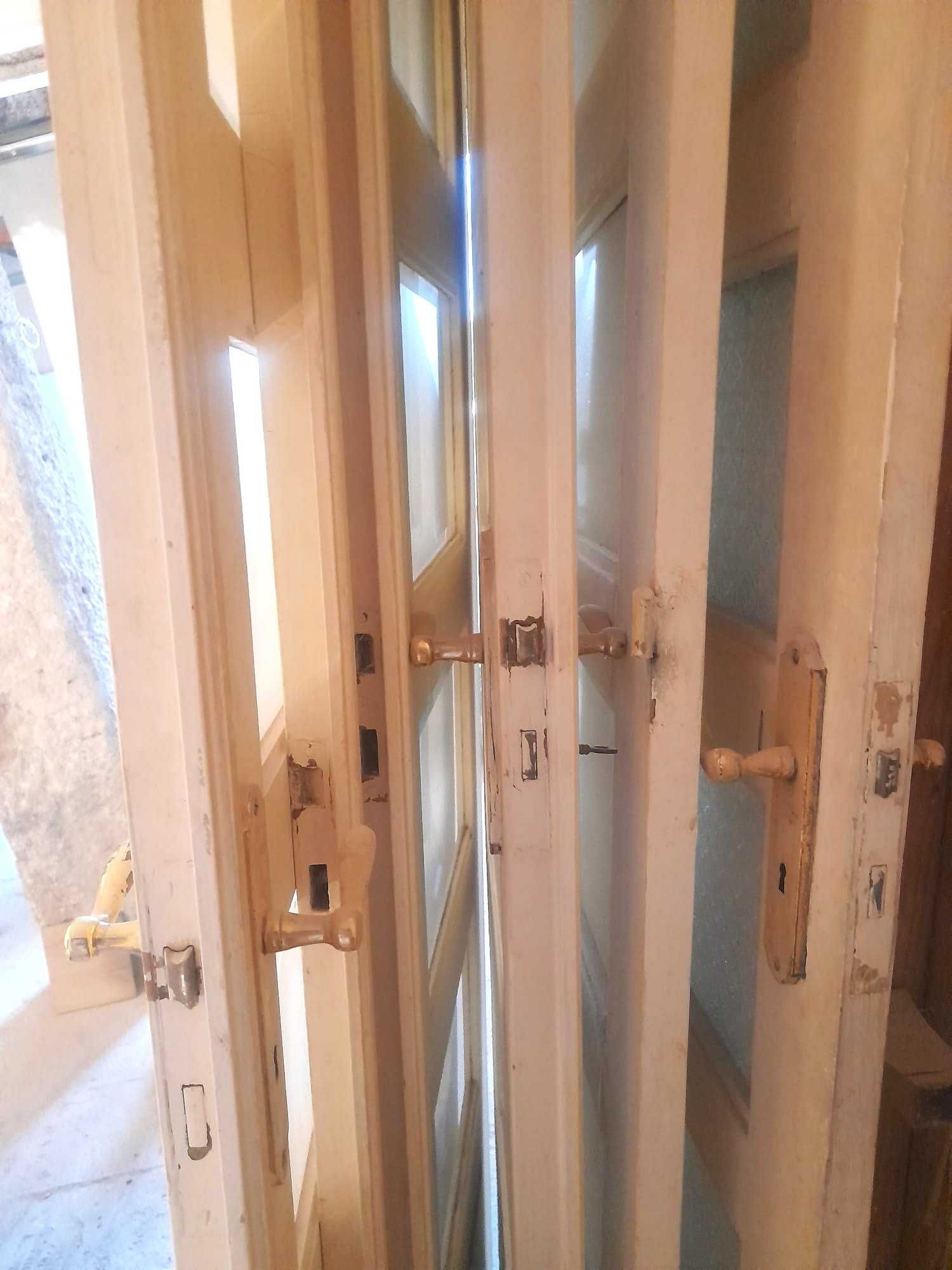 Portas antigas madeira maciça e vidro
