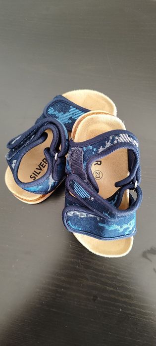Sandálias para criança, novas.