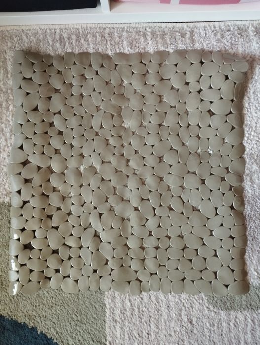 Antypoślizgowa mata pod prysznic imitująca kamienie beżowa