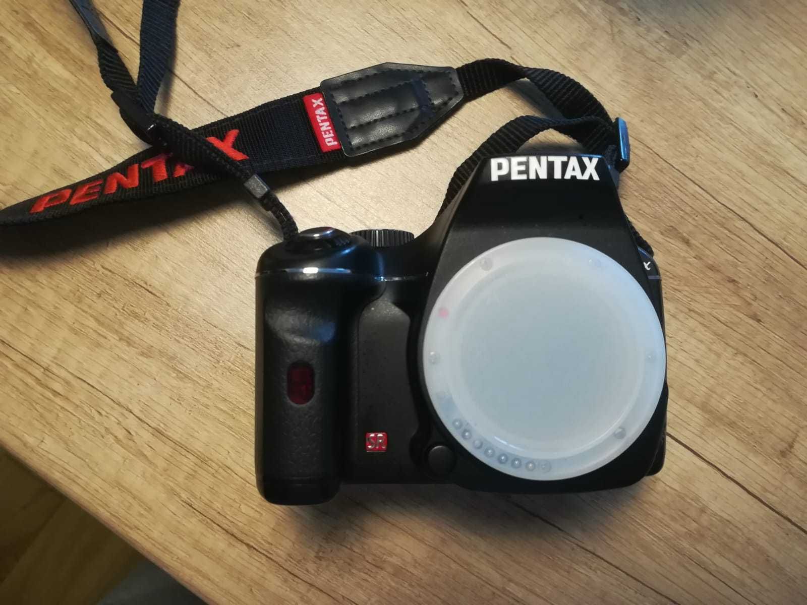 Pentax K-x z obiektywem, futerałem oraz statywem