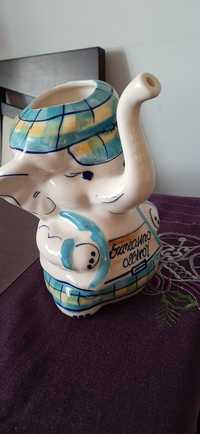 Porcelanowy ręcznie zdobiony słoń z trąbą w górę pijałka Szczawno PRL