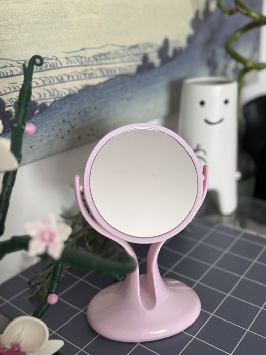 Różowe lusterko w stylu retro – obrotowe, uroczy design