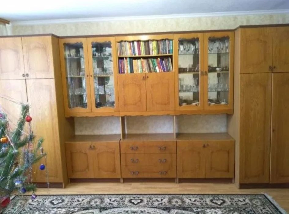 Шкафи, трельяж, стінка у вітальню