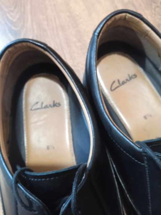 Продам чоловічі шкіряні туфлі бренду Clarks