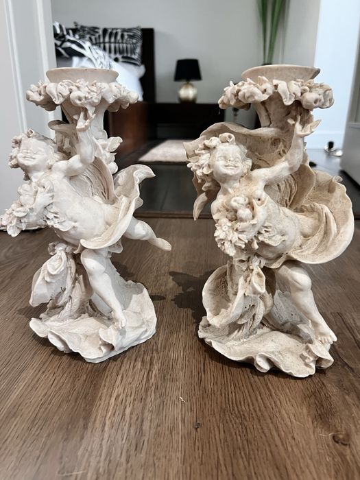 Castiçal em tom marfim.Impecaveis.