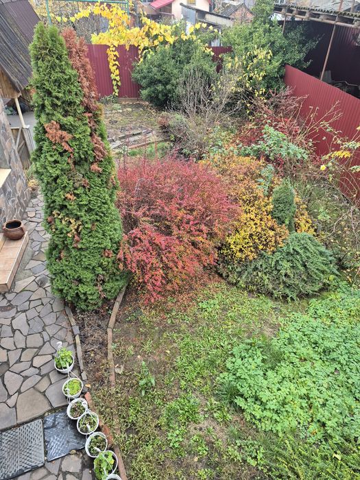 Продаж добротного будинку на два входи.