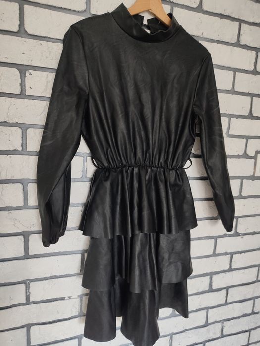 Skórzana czarna sukienka falbanki