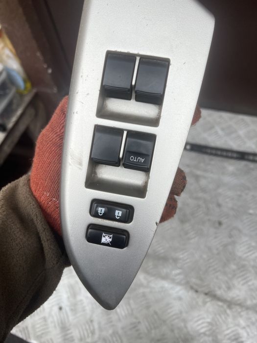 Кнопки стеклоподьемников Тойота королла 08год toyota corolla e140 e150