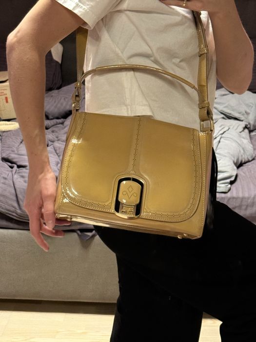 Лакова бежева сумка Fendi