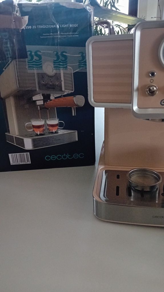Nowy ekspres  kolbowy Cecotec 20