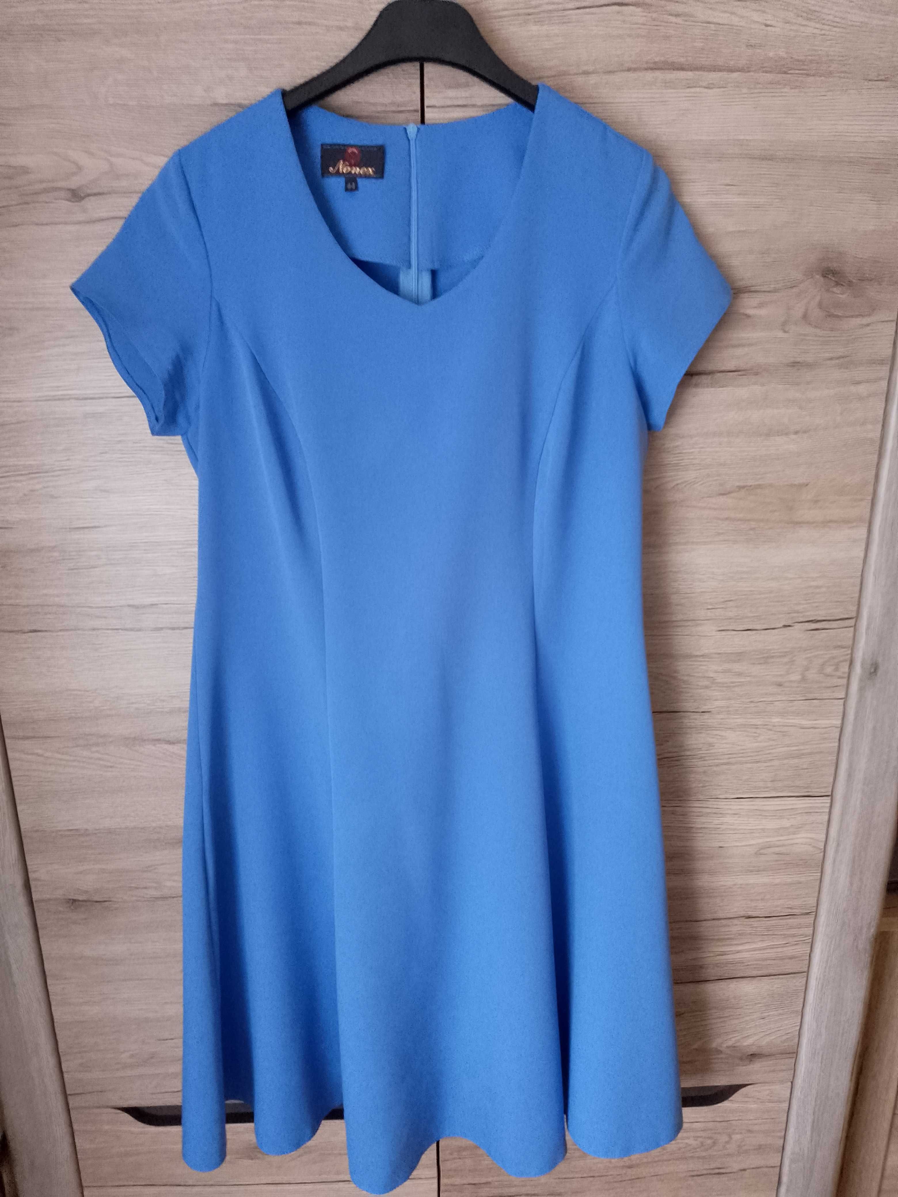 Piękna niebieska sukienka 44
