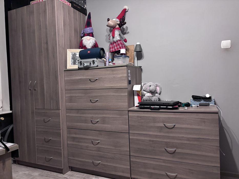 Zestaw mebli szafa i komody