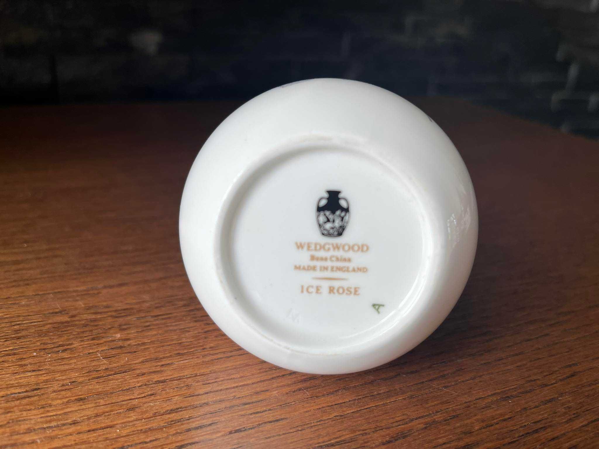 Wazonik porcelana Wedgwood Ice Rose róża niebieska