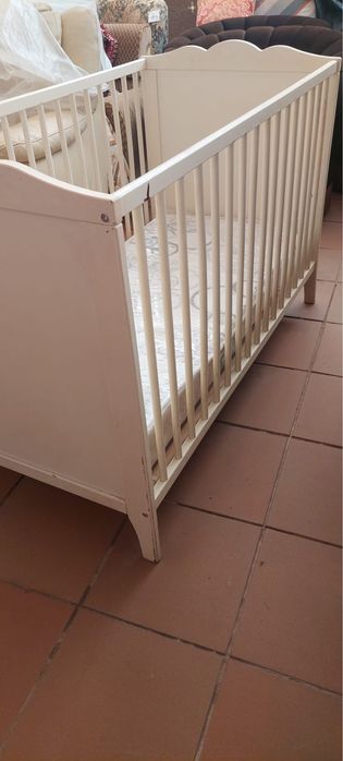 Berço de madeira branco
