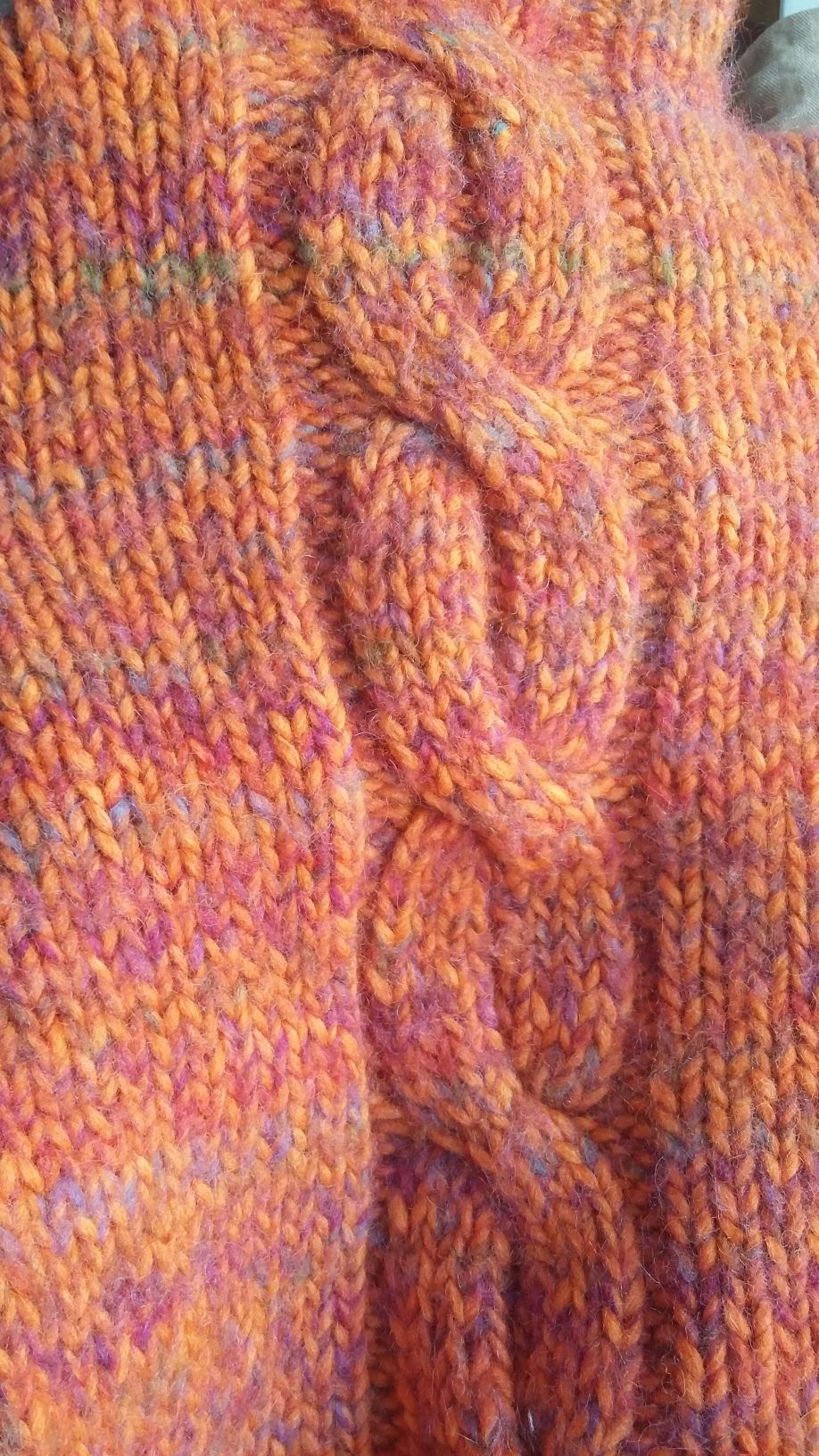 Шерстяные свитера для девочки ручная работа