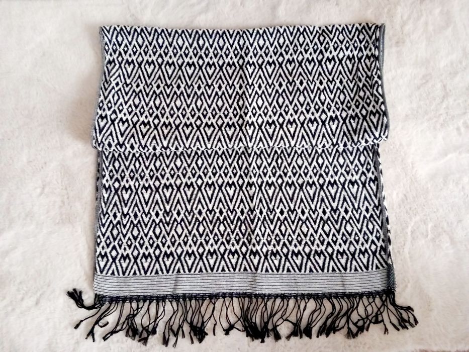 Piękny szal damski śliczny wzór