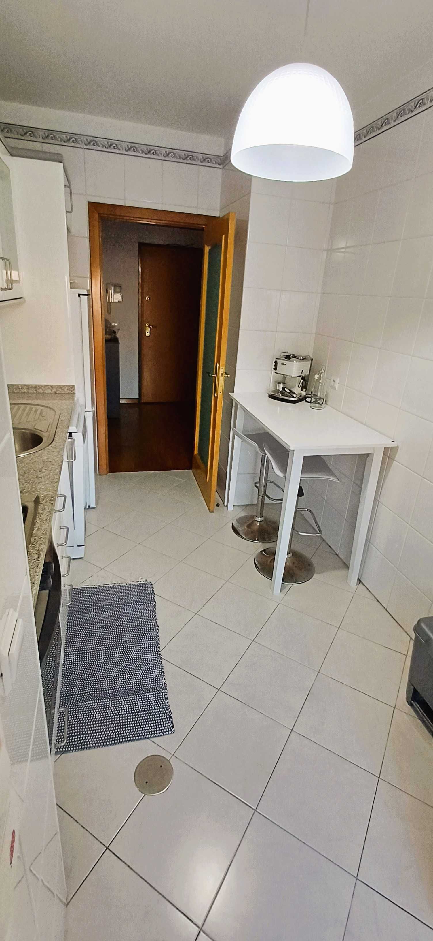 Excelente T2 c/ 90m2, mobilado e equipado. Varanda com vistas amplas!