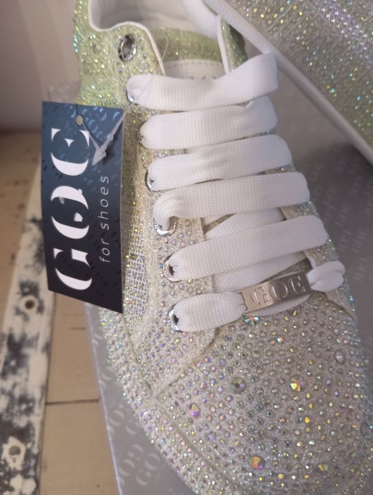Buty firmy GOE cekinowe