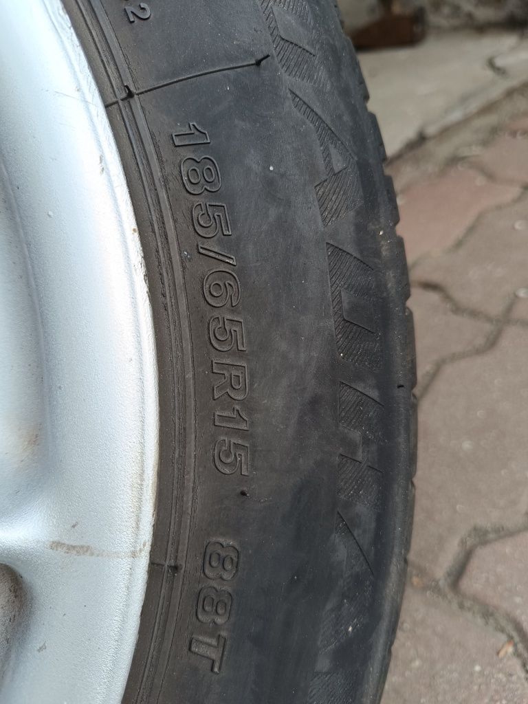 Sprzedam 4 szt.felgi aluminiowe z oponami letnimi w dobrym stanie.