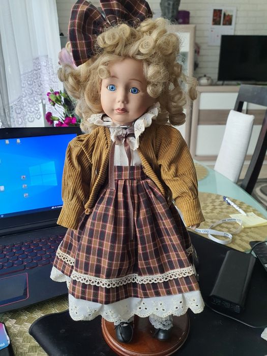 Lalka porcelanowa z dawnych lat