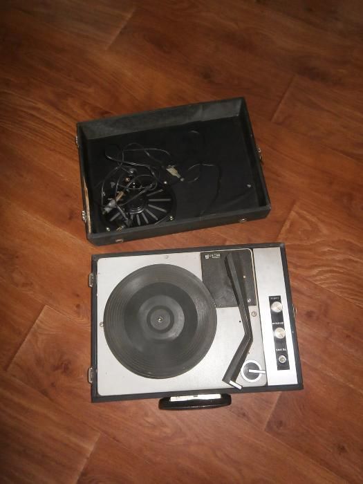 gramofon z 1979r. w walizce