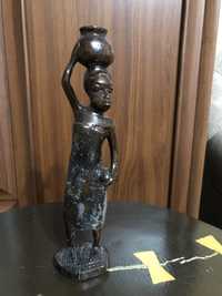 Статуетка африканки з дерева.