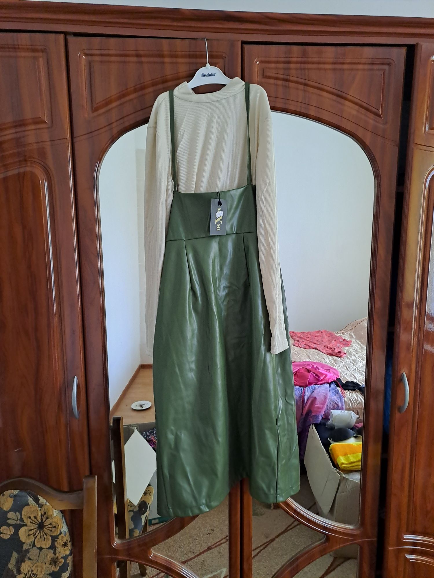 Нове шкіряне зелене плаття з гольфом 48 р