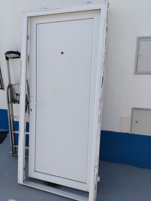 Porta toda fechada em  PVC