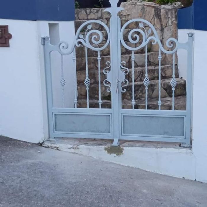 Vendo portas, grades, janelas e estruturas metálicas por medida