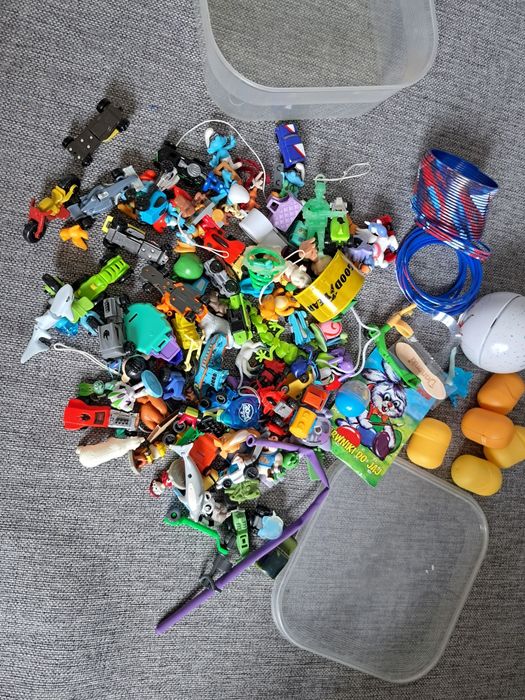 Zabawki różne z kinder jajek figurki