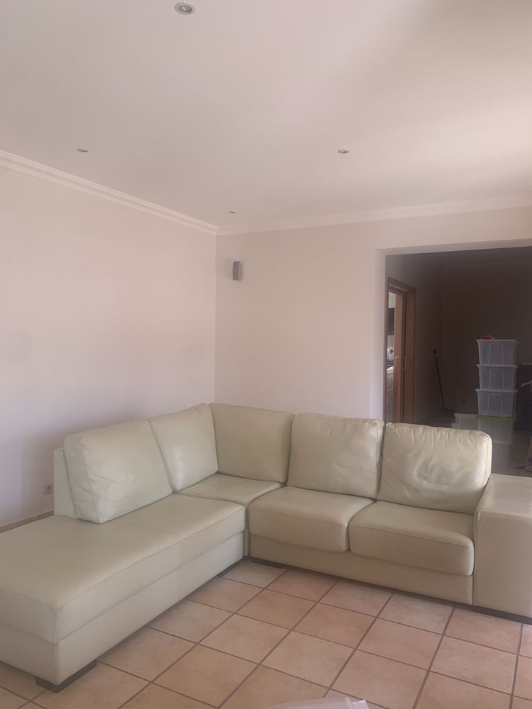 Sofá em pele bege com chaise long e 2 puffs