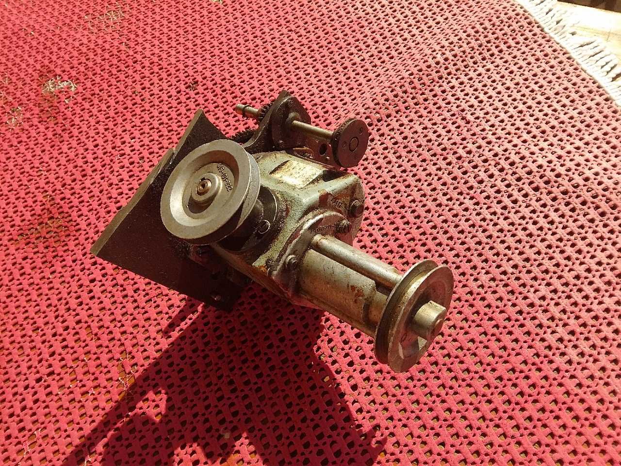 Przekładnia ślimakowa ze starej mechanicznej maszyny drukarskiej 1-34