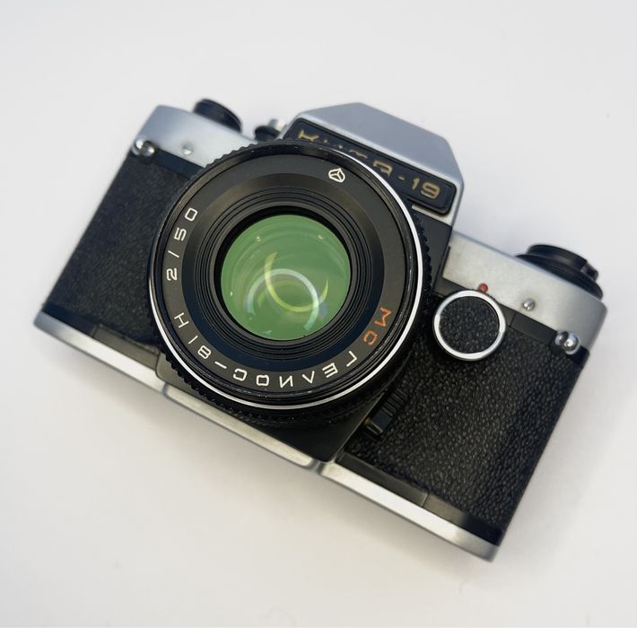 Дзеркальний фотоапарат Київ-19 з обʼєктивом Геліос 81Н 2/50