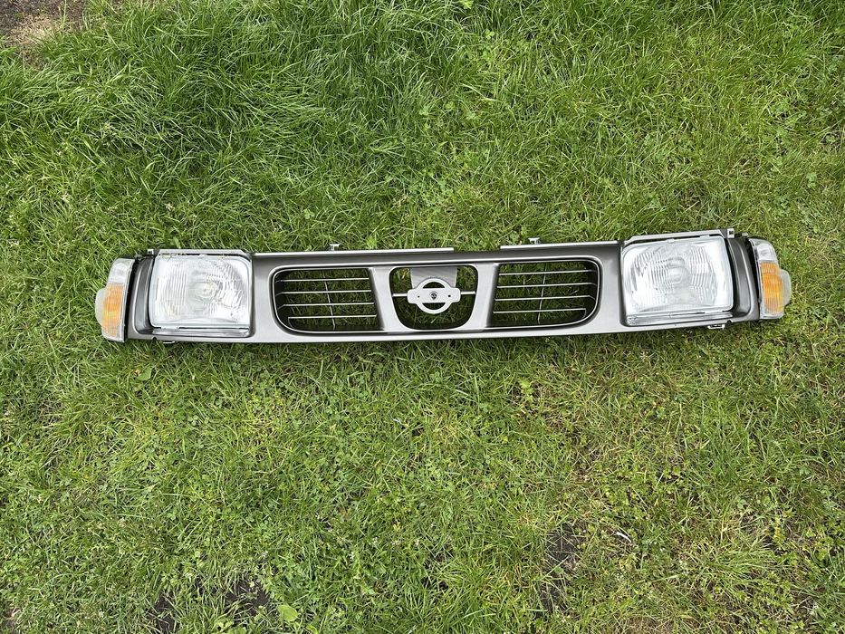 Nissan Navara D22 (King Cab) Решітка радіатора