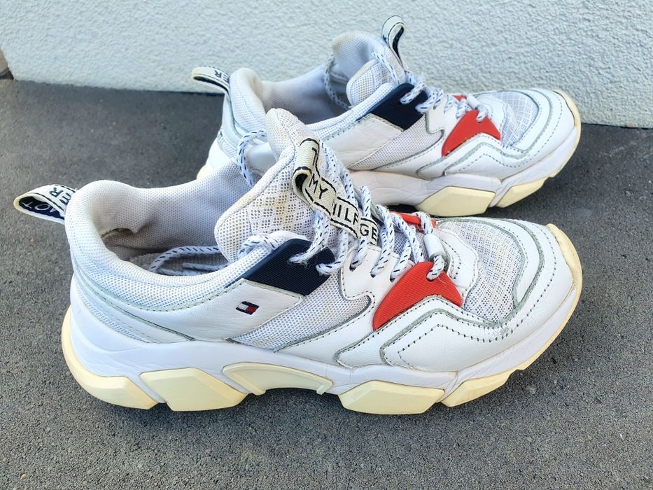 TOMMY HILFIGER sneakersy białe adidasy lekkie wyższa podeszwa 36 logo